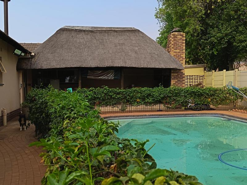6 Bedroom Property for Sale in Brackenhurst Gauteng