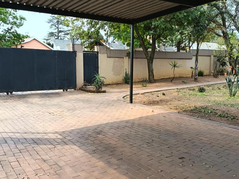 6 Bedroom Property for Sale in Brackenhurst Gauteng