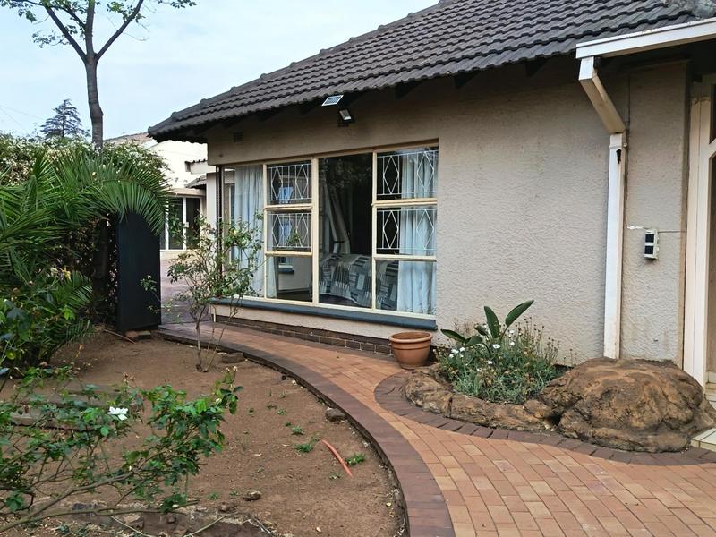 6 Bedroom Property for Sale in Brackenhurst Gauteng