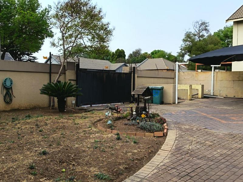 6 Bedroom Property for Sale in Brackenhurst Gauteng
