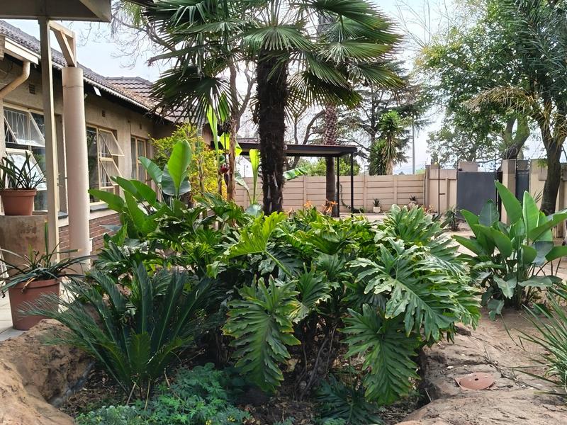 6 Bedroom Property for Sale in Brackenhurst Gauteng