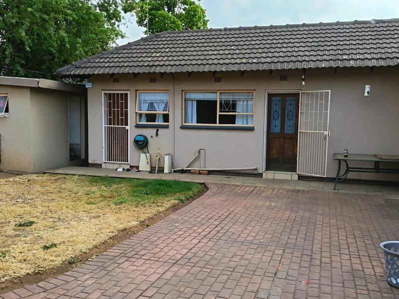 6 Bedroom Property for Sale in Brackenhurst Gauteng