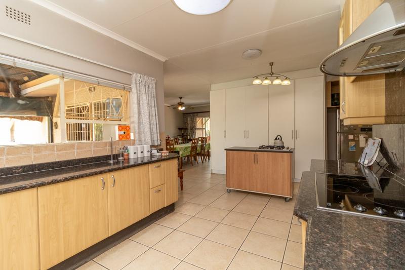 6 Bedroom Property for Sale in Brackenhurst Gauteng