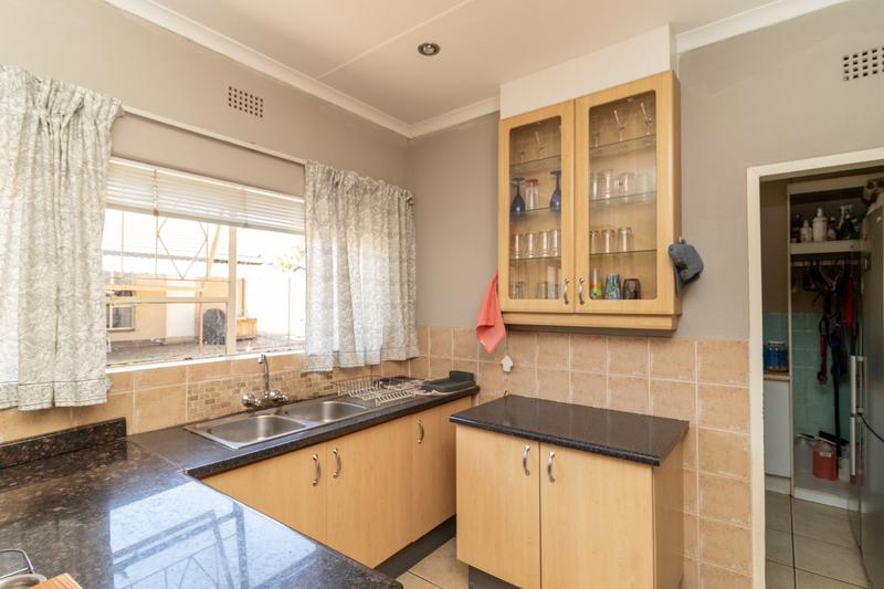 6 Bedroom Property for Sale in Brackenhurst Gauteng