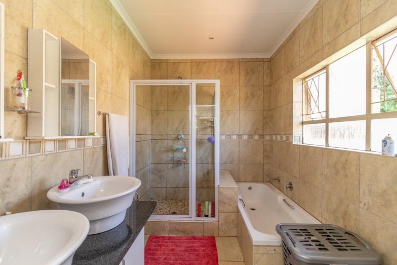 6 Bedroom Property for Sale in Brackenhurst Gauteng