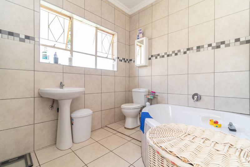 6 Bedroom Property for Sale in Brackenhurst Gauteng