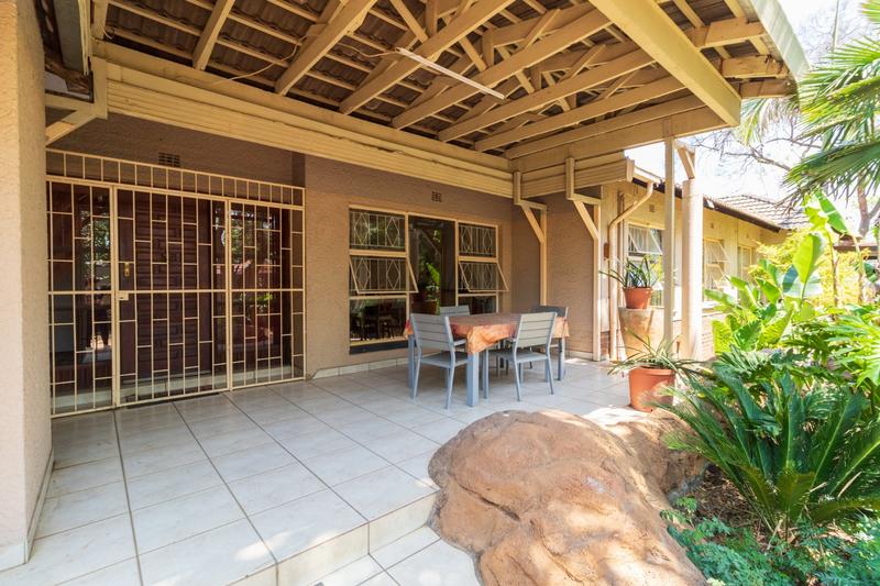 6 Bedroom Property for Sale in Brackenhurst Gauteng