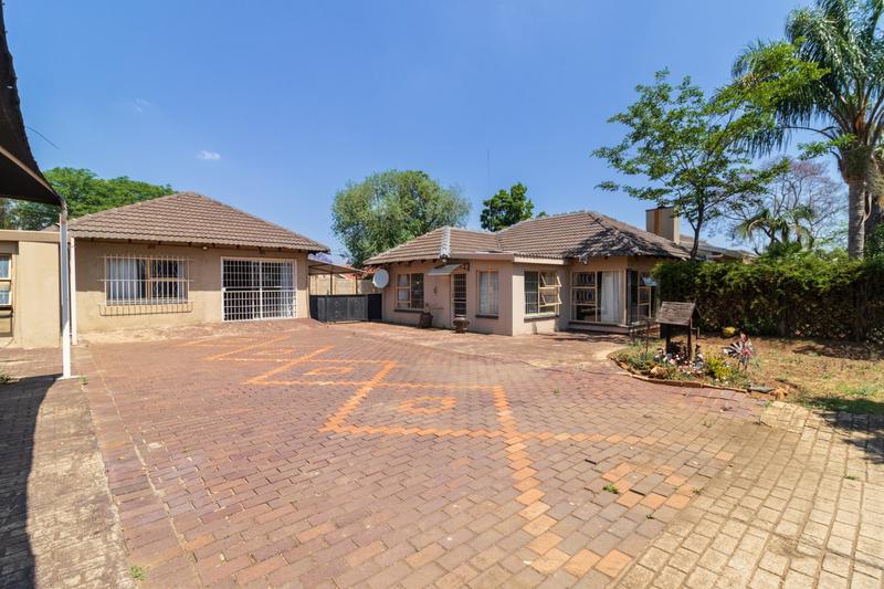6 Bedroom Property for Sale in Brackenhurst Gauteng