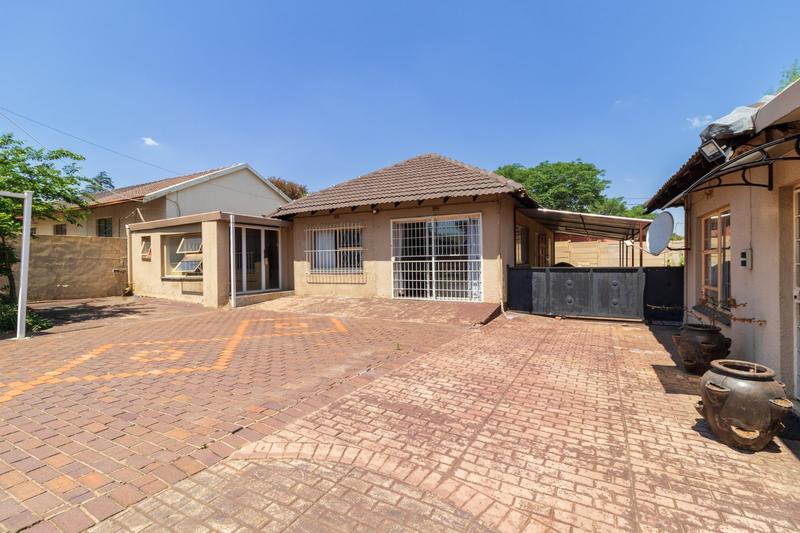 6 Bedroom Property for Sale in Brackenhurst Gauteng