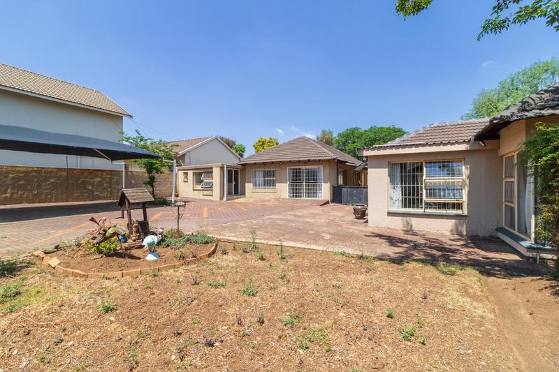6 Bedroom Property for Sale in Brackenhurst Gauteng