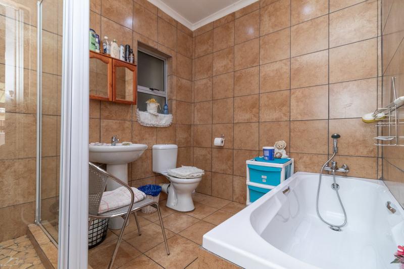 6 Bedroom Property for Sale in Brackenhurst Gauteng