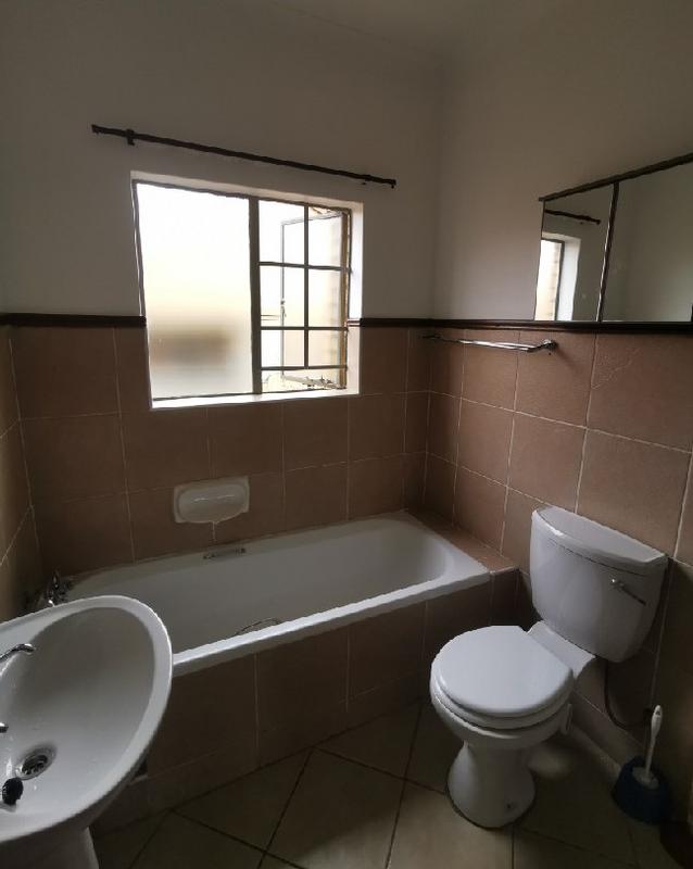 2 Bedroom Property for Sale in Die Hoewes Gauteng