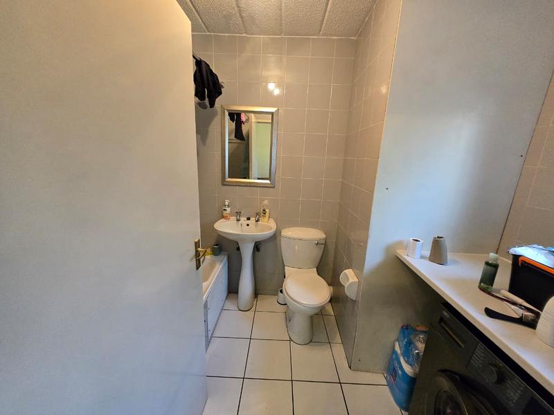 To Let 1 Bedroom Property for Rent in Parktown North Gauteng