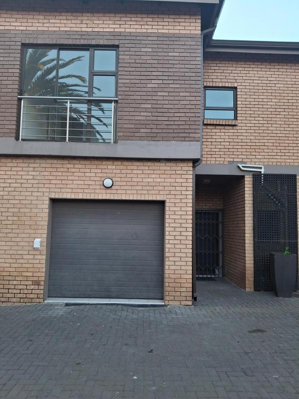 To Let 4 Bedroom Property for Rent in Greenside Gauteng