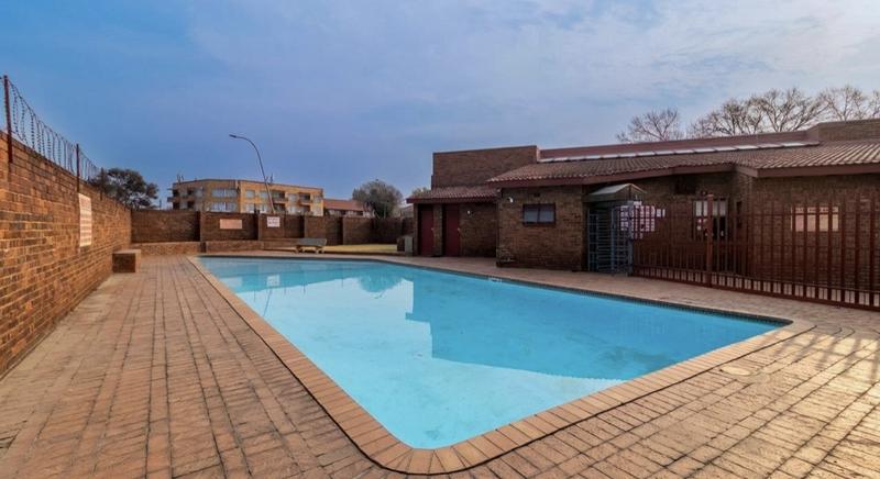 2 Bedroom Property for Sale in Linmeyer Gauteng