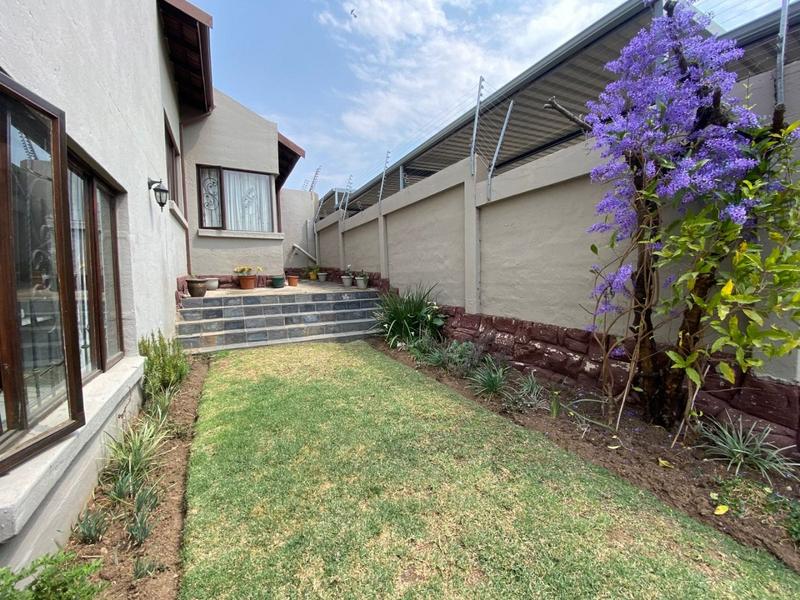 To Let 4 Bedroom Property for Rent in Barbeque Downs Gauteng