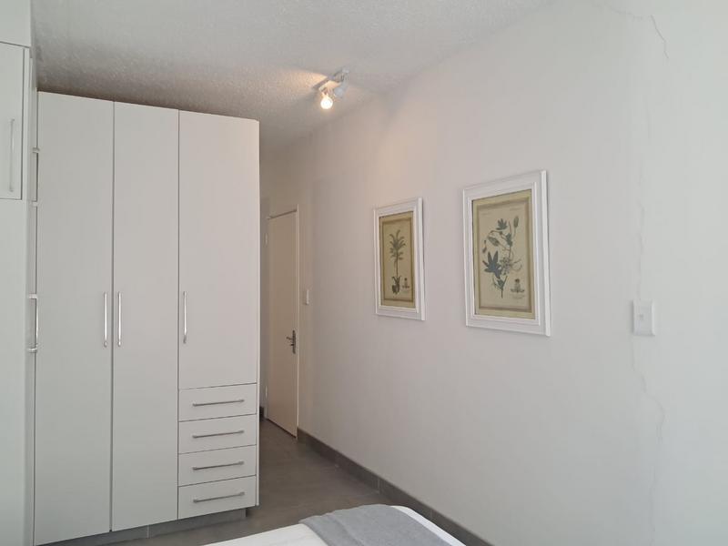 To Let 2 Bedroom Property for Rent in Sandhurst Gauteng