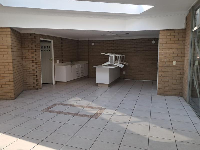 To Let 2 Bedroom Property for Rent in Sandhurst Gauteng