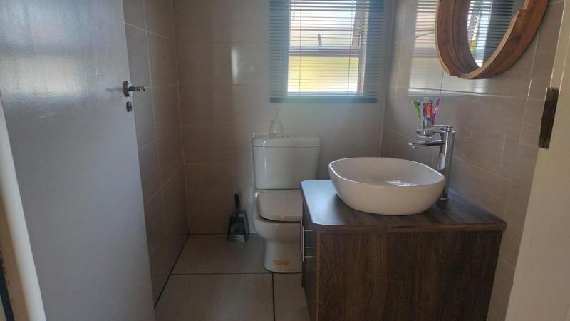 6 Bedroom Property for Sale in Roodekrans Gauteng