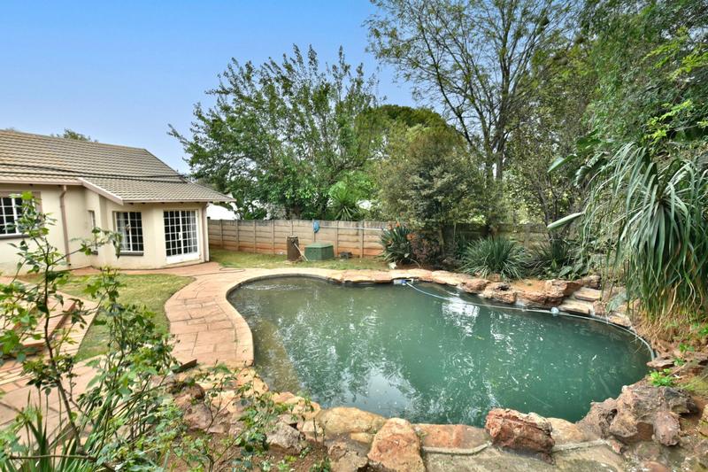 4 Bedroom Property for Sale in Oakdene Gauteng