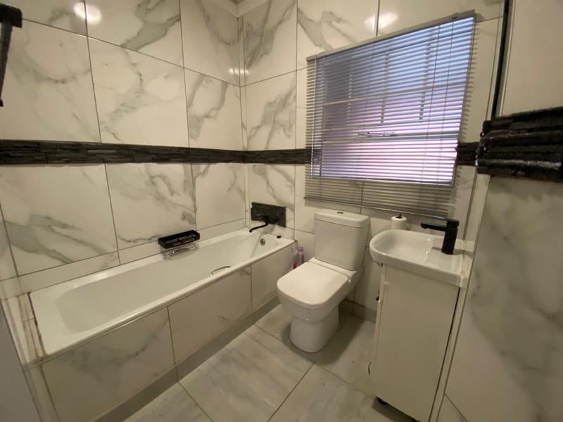 To Let 2 Bedroom Property for Rent in Crystal Park Gauteng