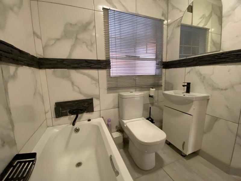 To Let 2 Bedroom Property for Rent in Crystal Park Gauteng