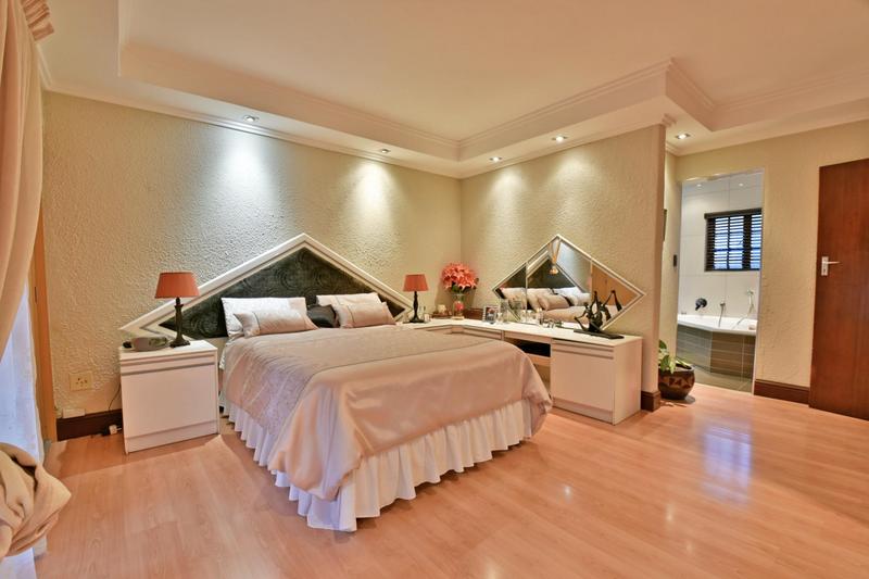 6 Bedroom Property for Sale in Glenvista Gauteng