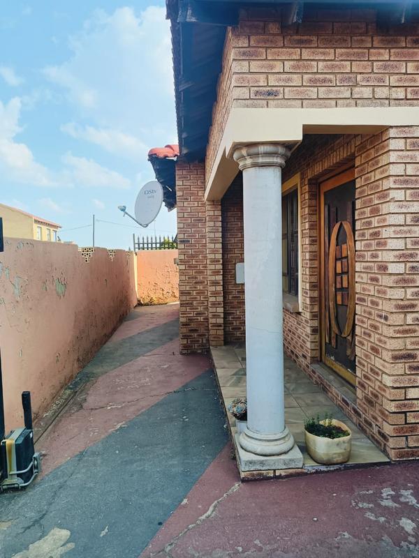 6 Bedroom Property for Sale in Vosloorus Gauteng