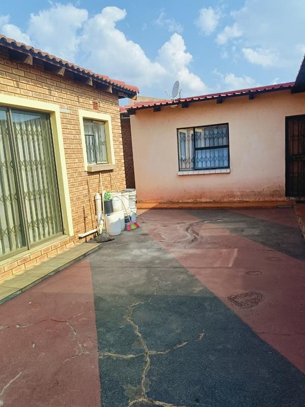 6 Bedroom Property for Sale in Vosloorus Gauteng