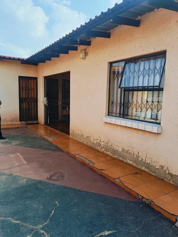 6 Bedroom Property for Sale in Vosloorus Gauteng