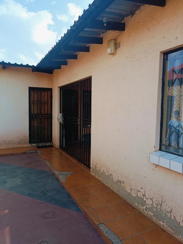 6 Bedroom Property for Sale in Vosloorus Gauteng