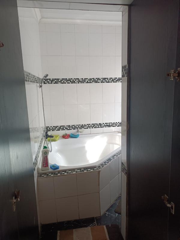 6 Bedroom Property for Sale in Vosloorus Gauteng