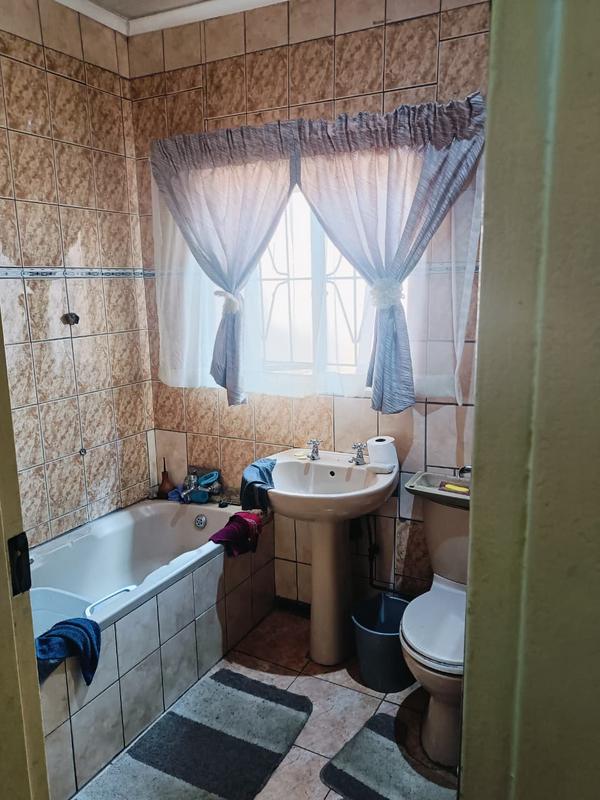 6 Bedroom Property for Sale in Vosloorus Gauteng