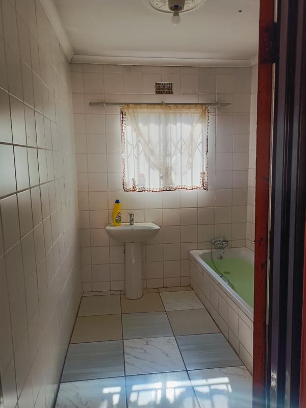 6 Bedroom Property for Sale in Vosloorus Gauteng