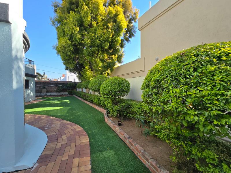 6 Bedroom Property for Sale in Silver Lakes Gauteng