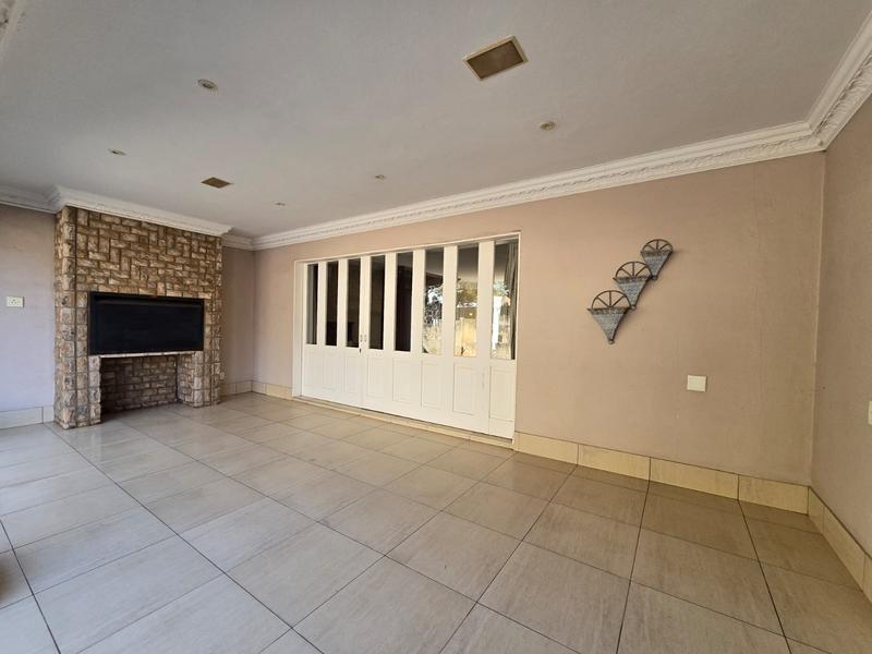 5 Bedroom Property for Sale in Waterkloof Ridge Gauteng