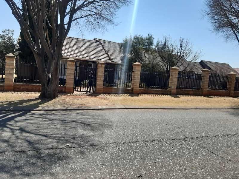 To Let 4 Bedroom Property for Rent in Meredale Gauteng