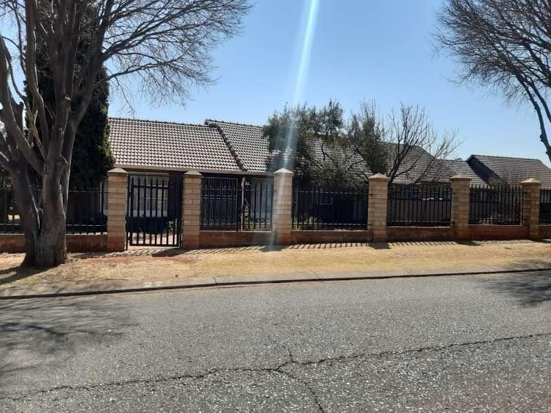 To Let 4 Bedroom Property for Rent in Meredale Gauteng