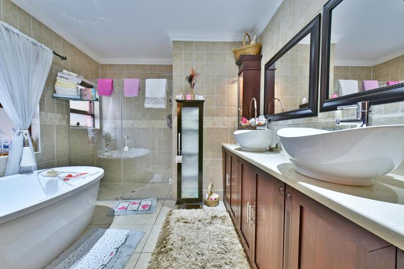 6 Bedroom Property for Sale in Glenvista Gauteng