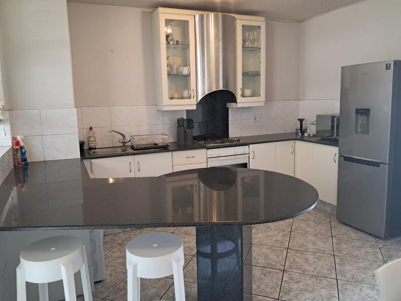 To Let 1 Bedroom Property for Rent in Sandhurst Gauteng