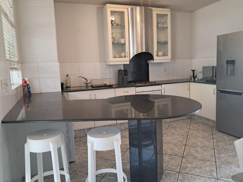 To Let 1 Bedroom Property for Rent in Sandhurst Gauteng