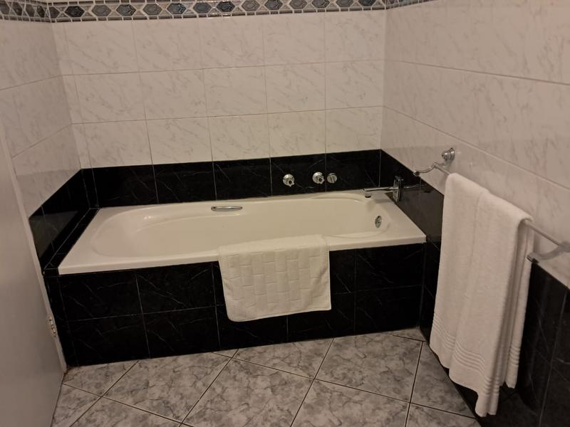 To Let 1 Bedroom Property for Rent in Sandhurst Gauteng