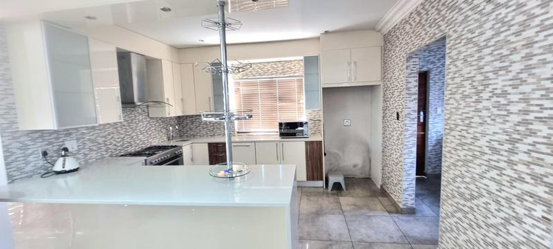 3 Bedroom Property for Sale in Eldoraigne Gauteng