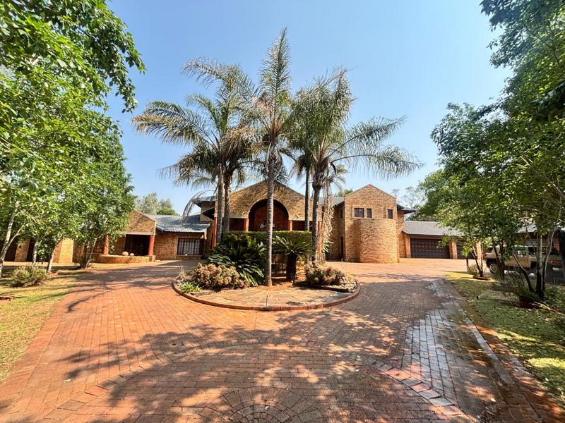 6 Bedroom Property for Sale in Die Hoewes Gauteng