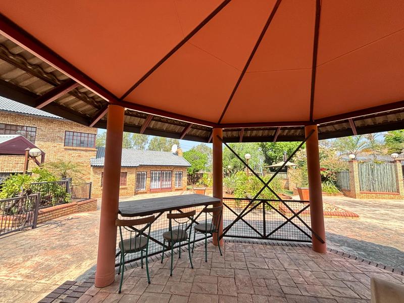 6 Bedroom Property for Sale in Die Hoewes Gauteng