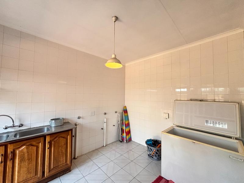 6 Bedroom Property for Sale in Die Hoewes Gauteng