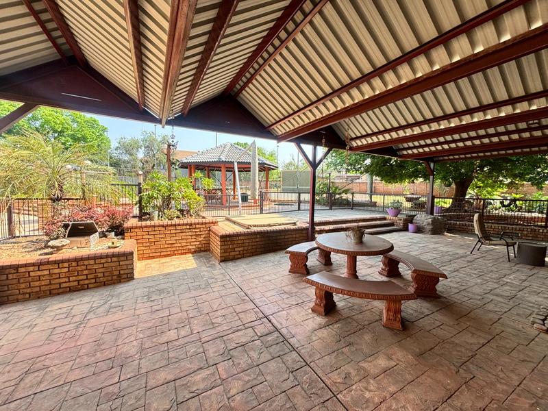 6 Bedroom Property for Sale in Die Hoewes Gauteng