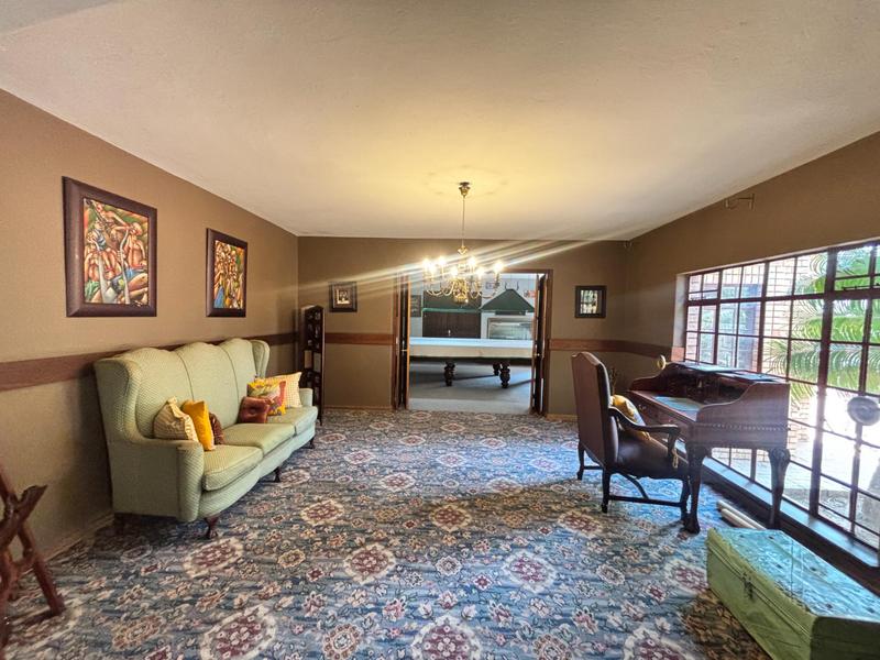 6 Bedroom Property for Sale in Die Hoewes Gauteng
