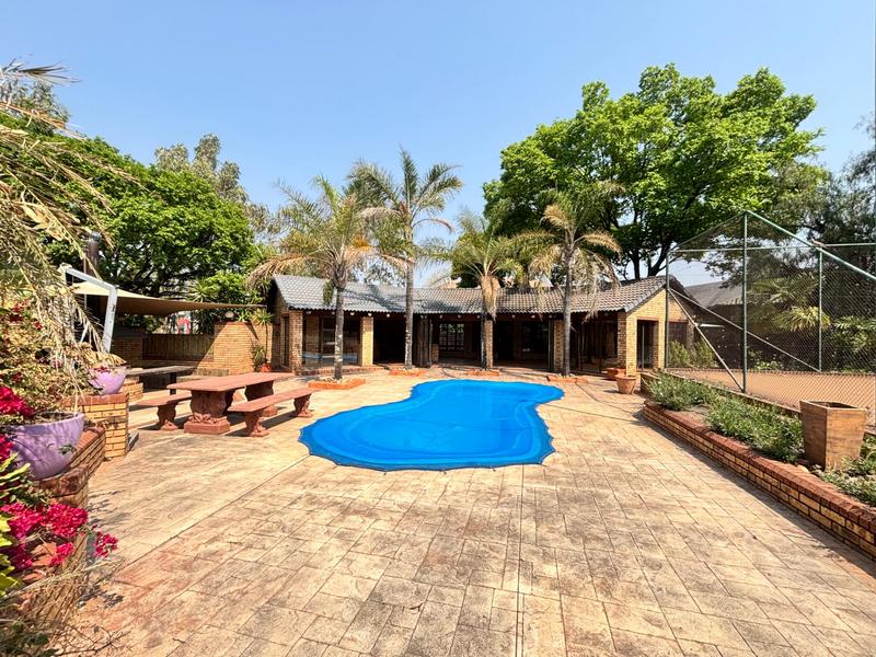 6 Bedroom Property for Sale in Die Hoewes Gauteng