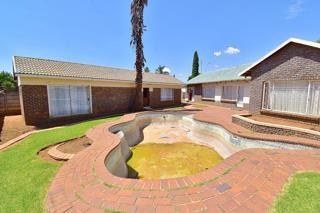 5 Bedroom Property for Sale in Crystal Park Gauteng